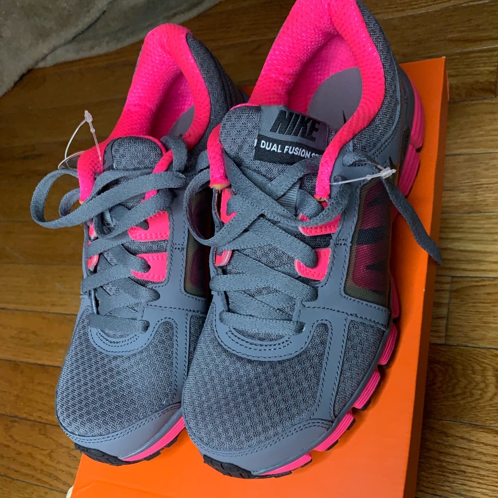 Women’s Nike Dual Fusion ST 2, size 8
